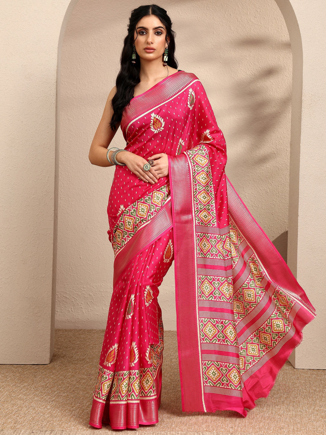 Pink Printed Silk Blend Saree With Unstitched Blouse Piece