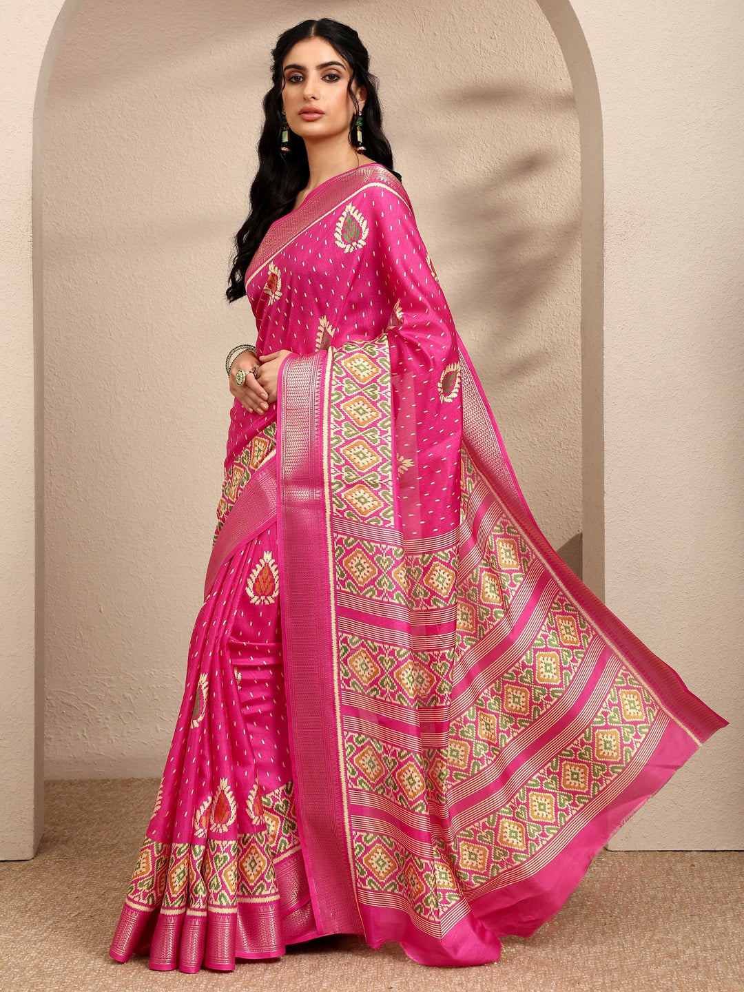 Pink Printed Silk Blend Saree With Unstitched Blouse Piece