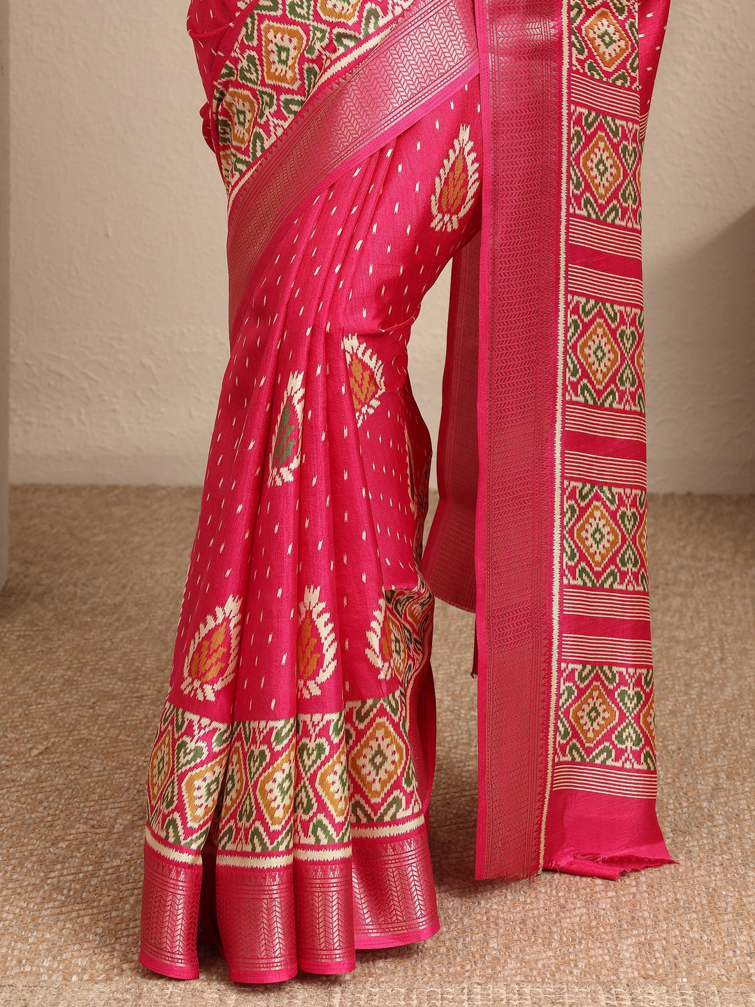 Pink Printed Silk Blend Saree With Unstitched Blouse Piece
