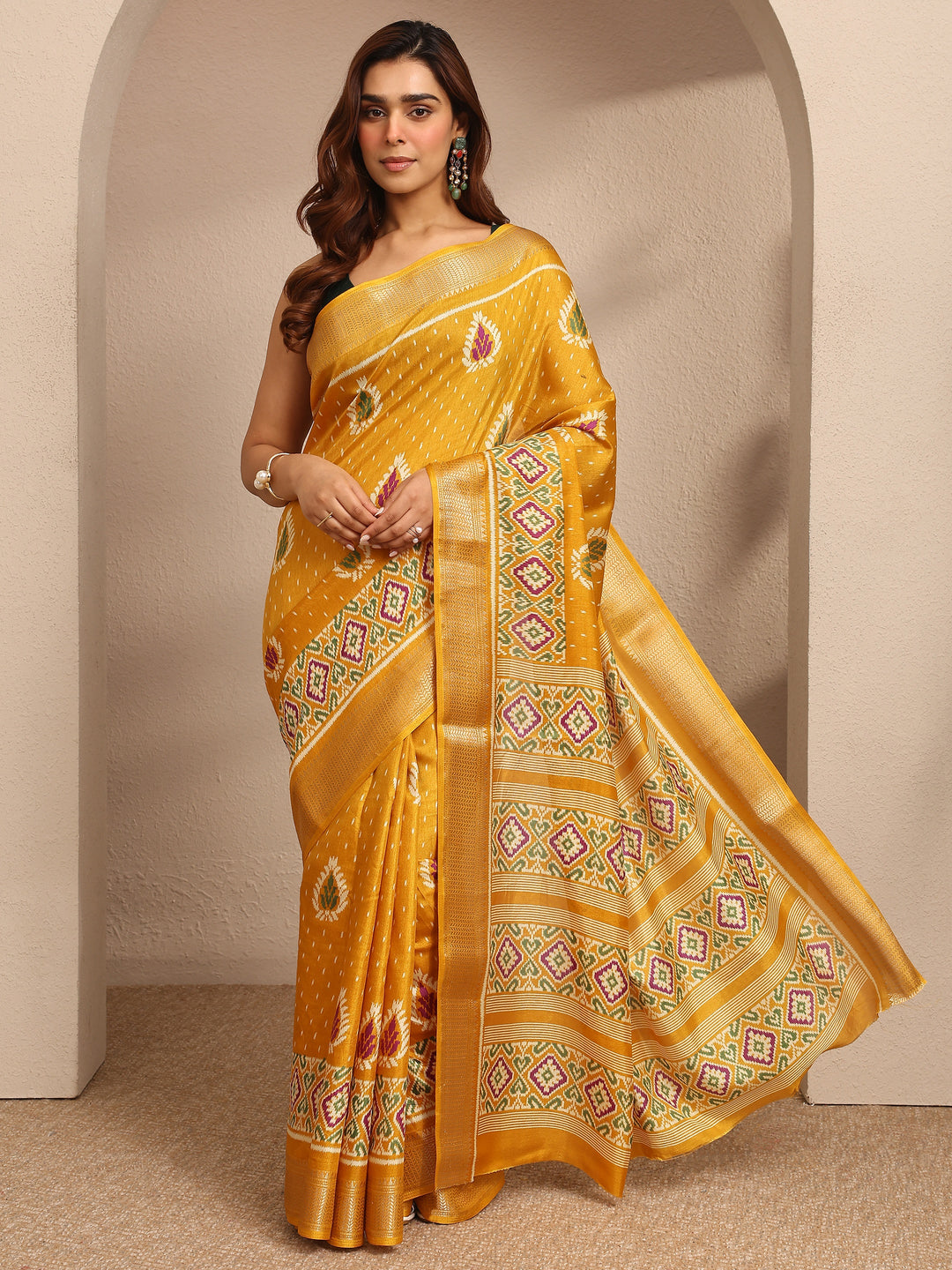 Mustard Printed Silk Blend Saree With Unstitched Blouse Piece