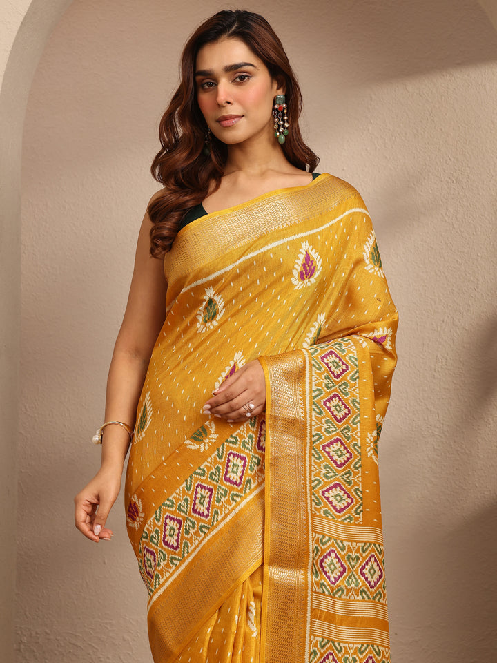 Mustard Printed Silk Blend Saree With Unstitched Blouse Piece