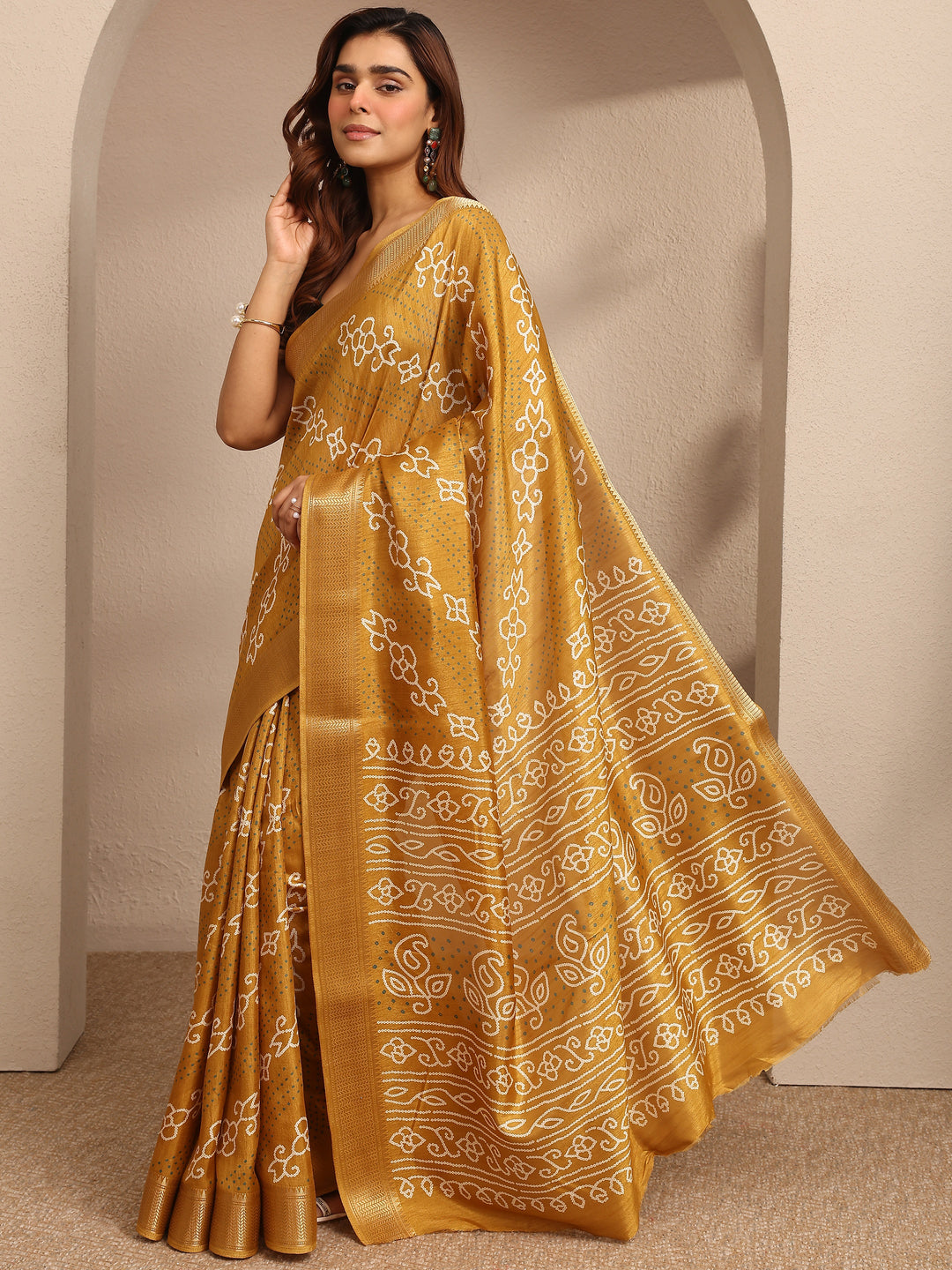 Mustard Bandhani Printed Silk Blend Saree With Unstitched Blouse Piece