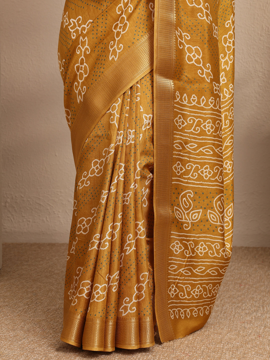 Mustard Bandhani Printed Silk Blend Saree With Unstitched Blouse Piece