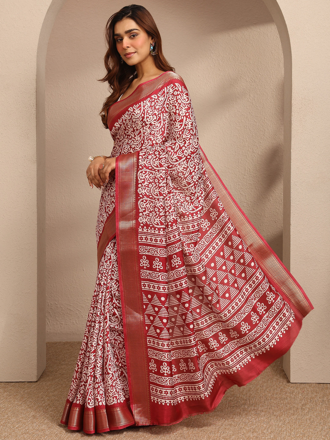 Maroon Printed Silk Blend Saree With Unstitched Blouse Piece