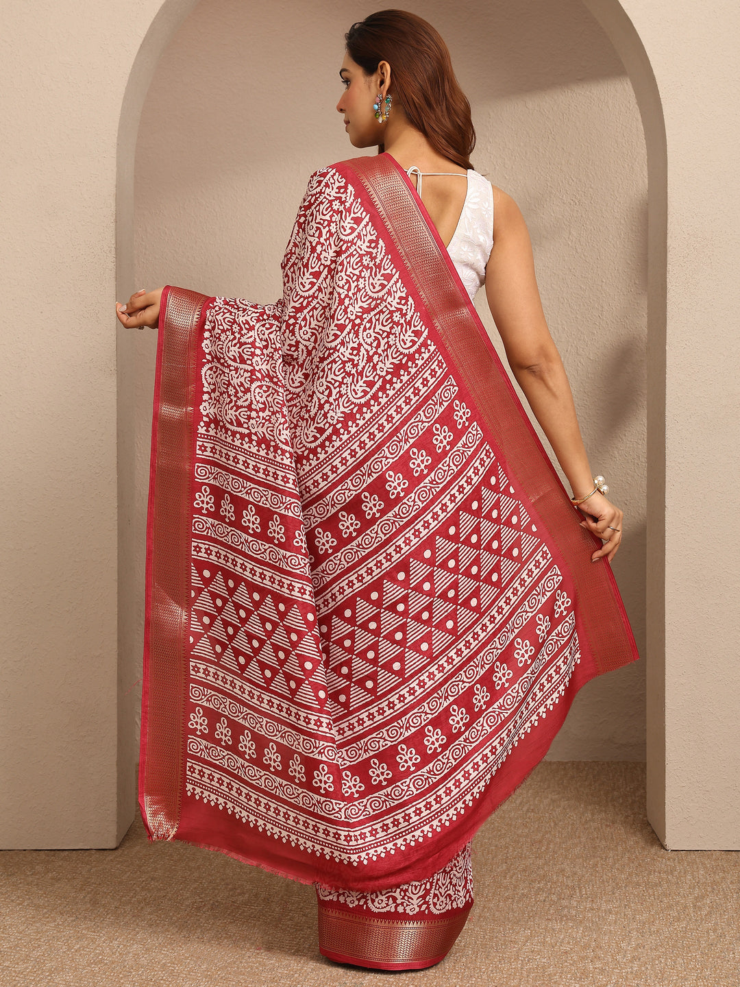 Maroon Printed Silk Blend Saree With Unstitched Blouse Piece