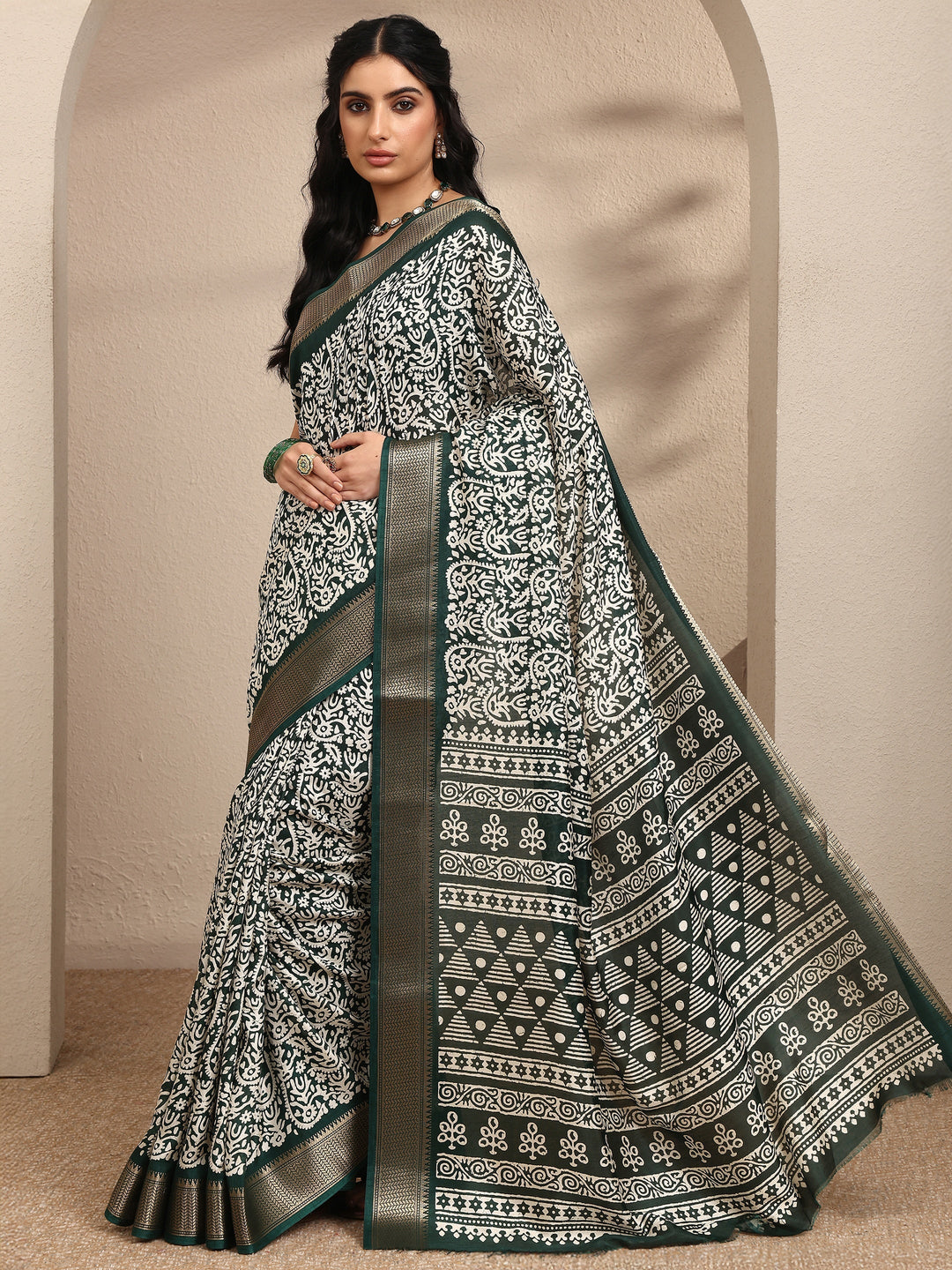 Green Printed Silk Blend Saree With Unstitched Blouse Piece