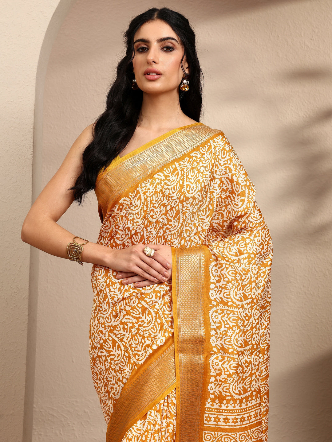 Mustard Printed Silk Blend Saree With Unstitched Blouse Piece