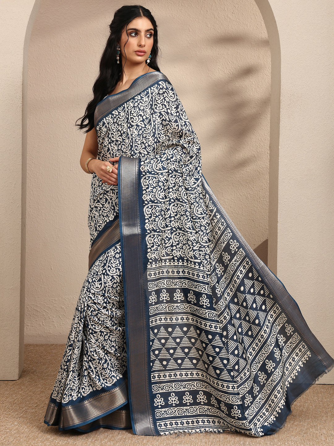 Navy Blue Printed Silk Blend Saree With Unstitched Blouse Piece