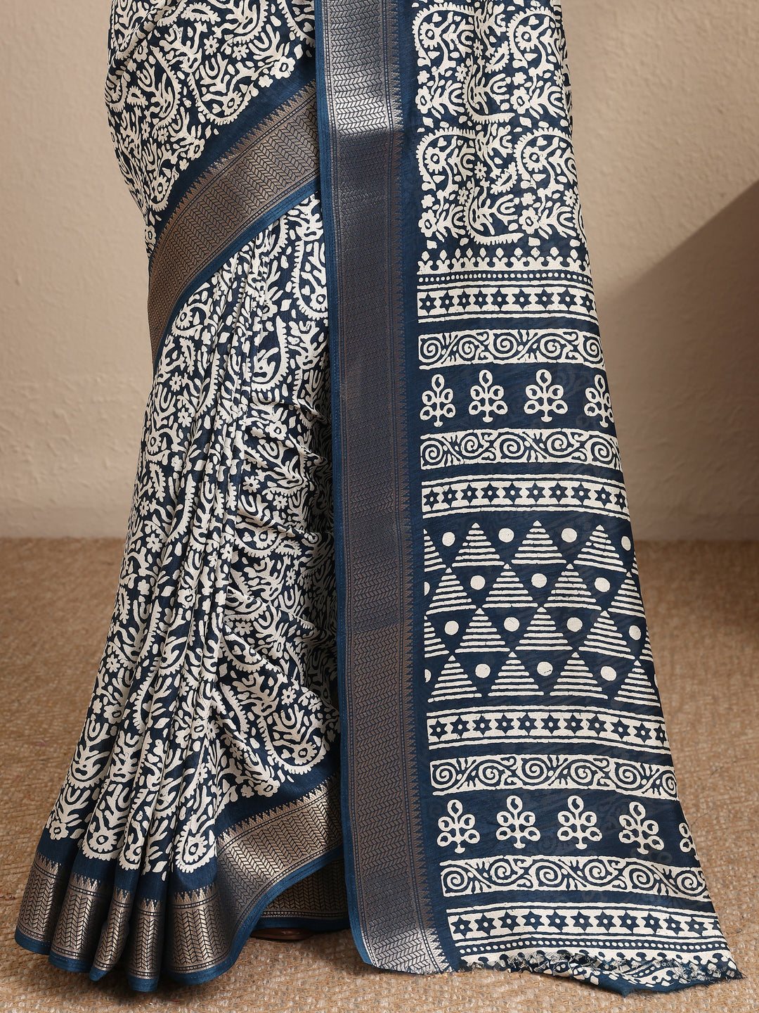 Navy Blue Printed Silk Blend Saree With Unstitched Blouse Piece