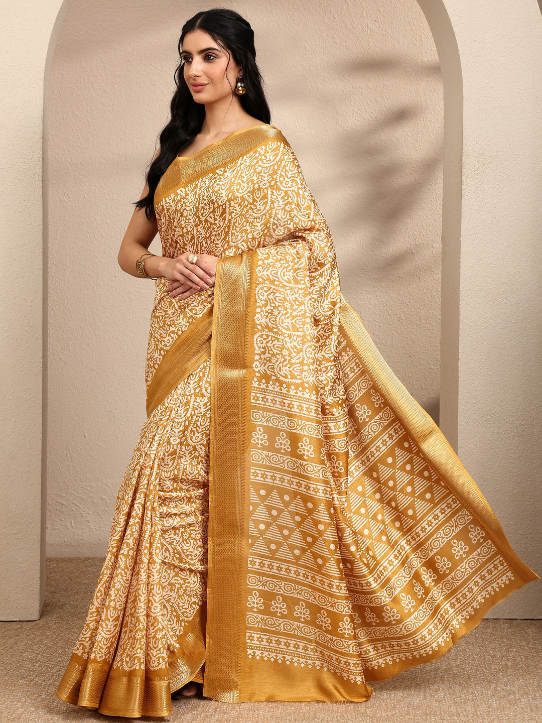 Mustard Printed Silk Blend Saree With Unstitched Blouse Piece