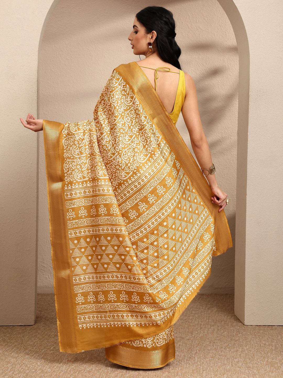 Mustard Printed Silk Blend Saree With Unstitched Blouse Piece