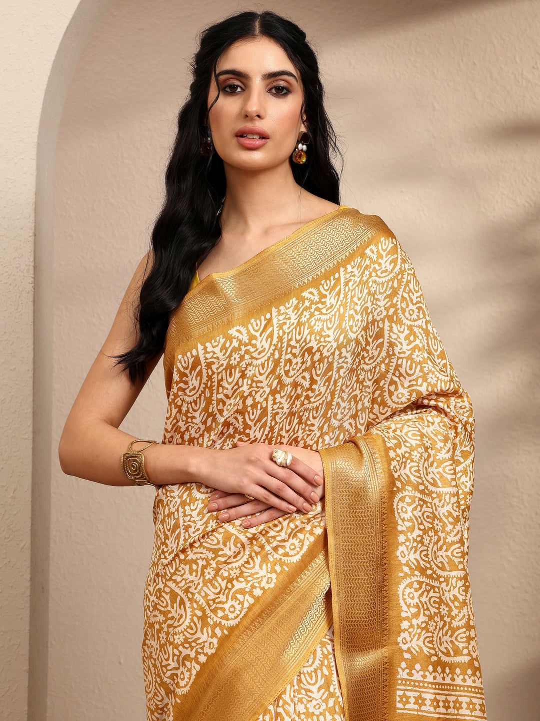 Mustard Printed Silk Blend Saree With Unstitched Blouse Piece
