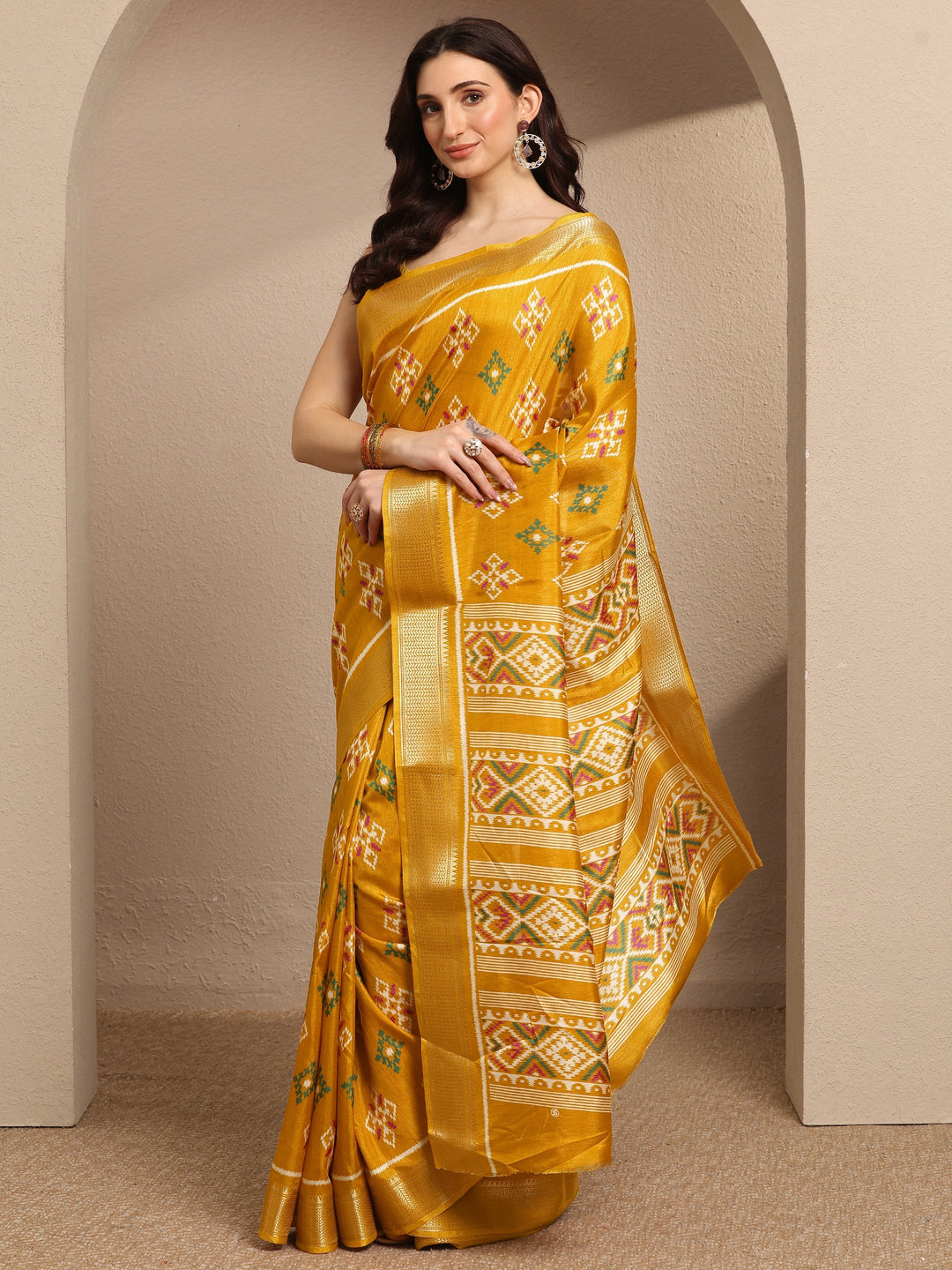 Mustard Printed Silk Blend Saree With Unstitched Blouse Piece