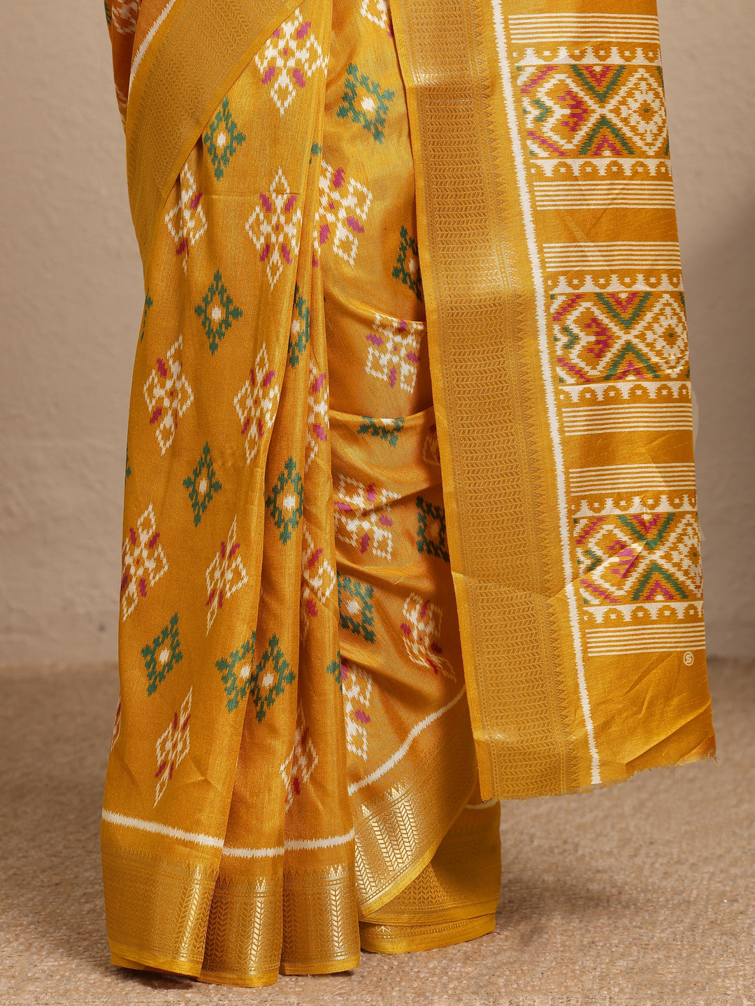 Mustard Printed Silk Blend Saree With Unstitched Blouse Piece