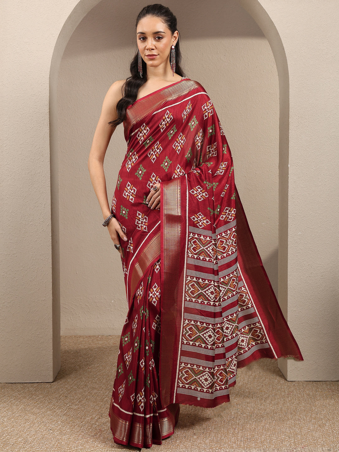 Maroon Printed Silk Blend Saree With Unstitched Blouse Piece