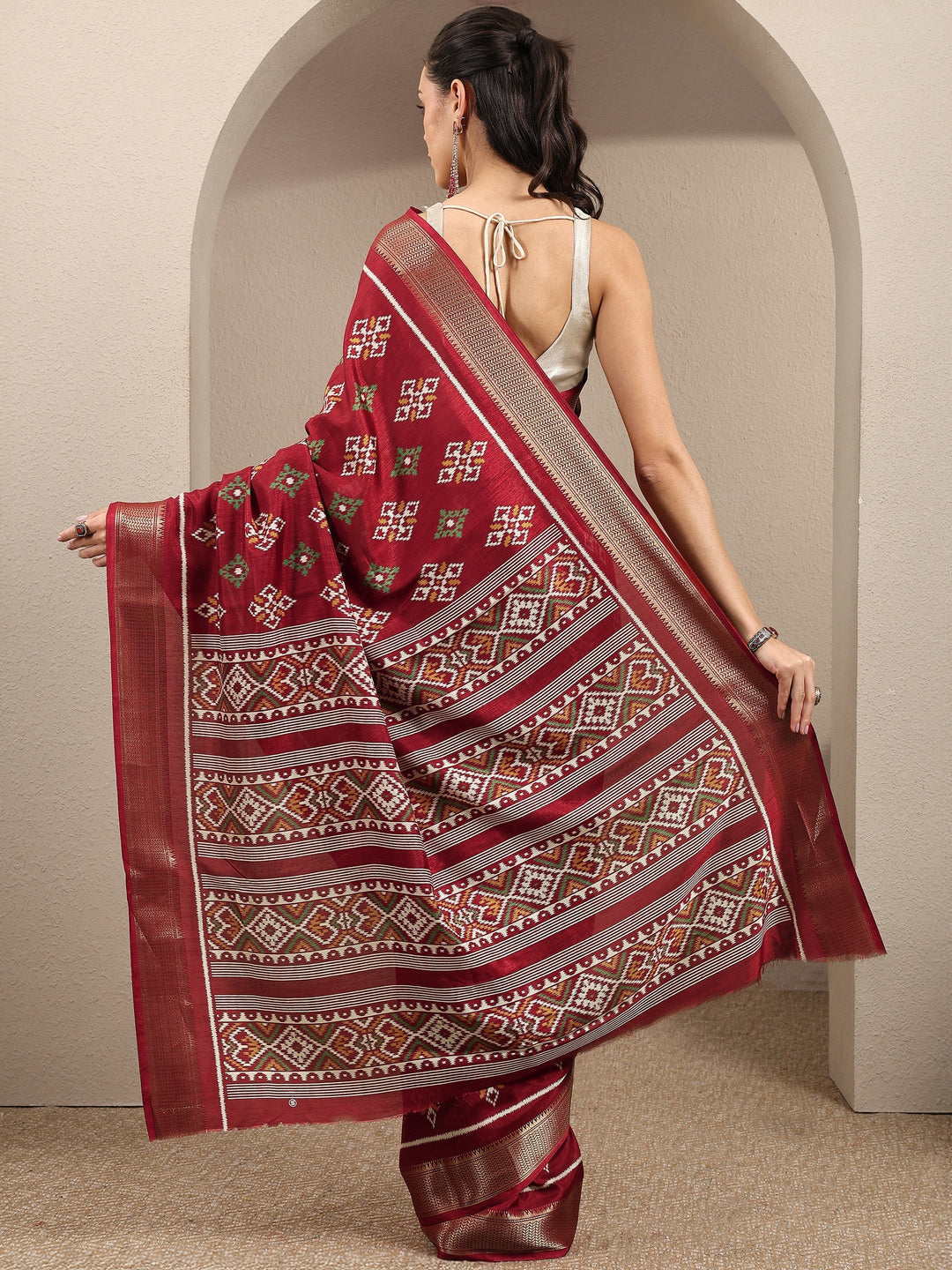 Maroon Printed Silk Blend Saree With Unstitched Blouse Piece