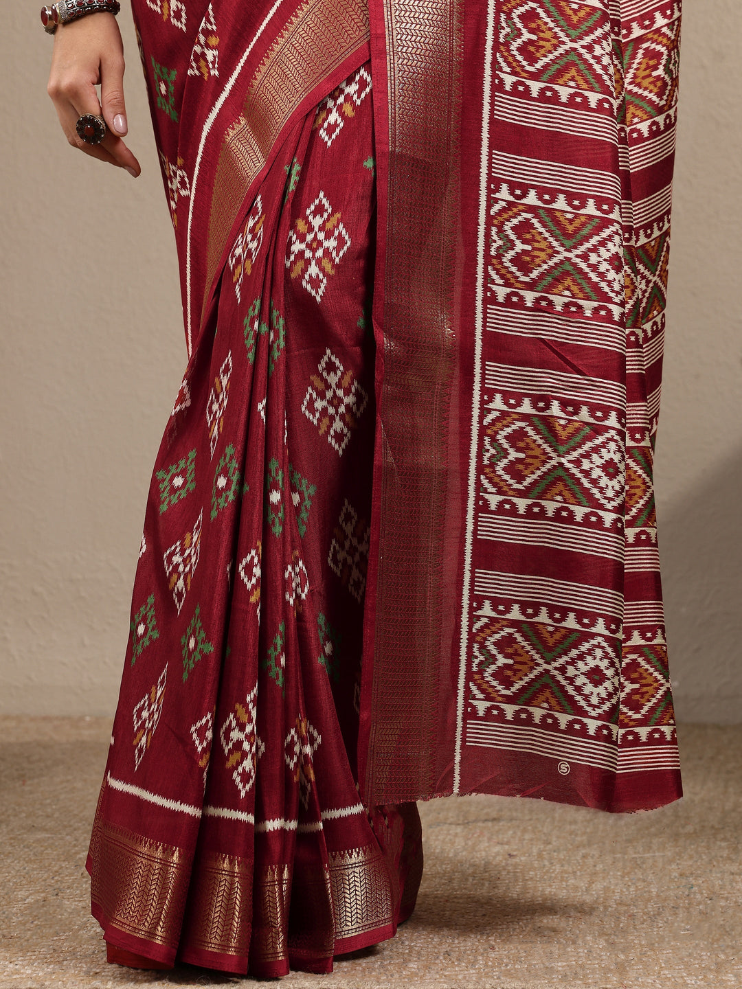 Maroon Printed Silk Blend Saree With Unstitched Blouse Piece