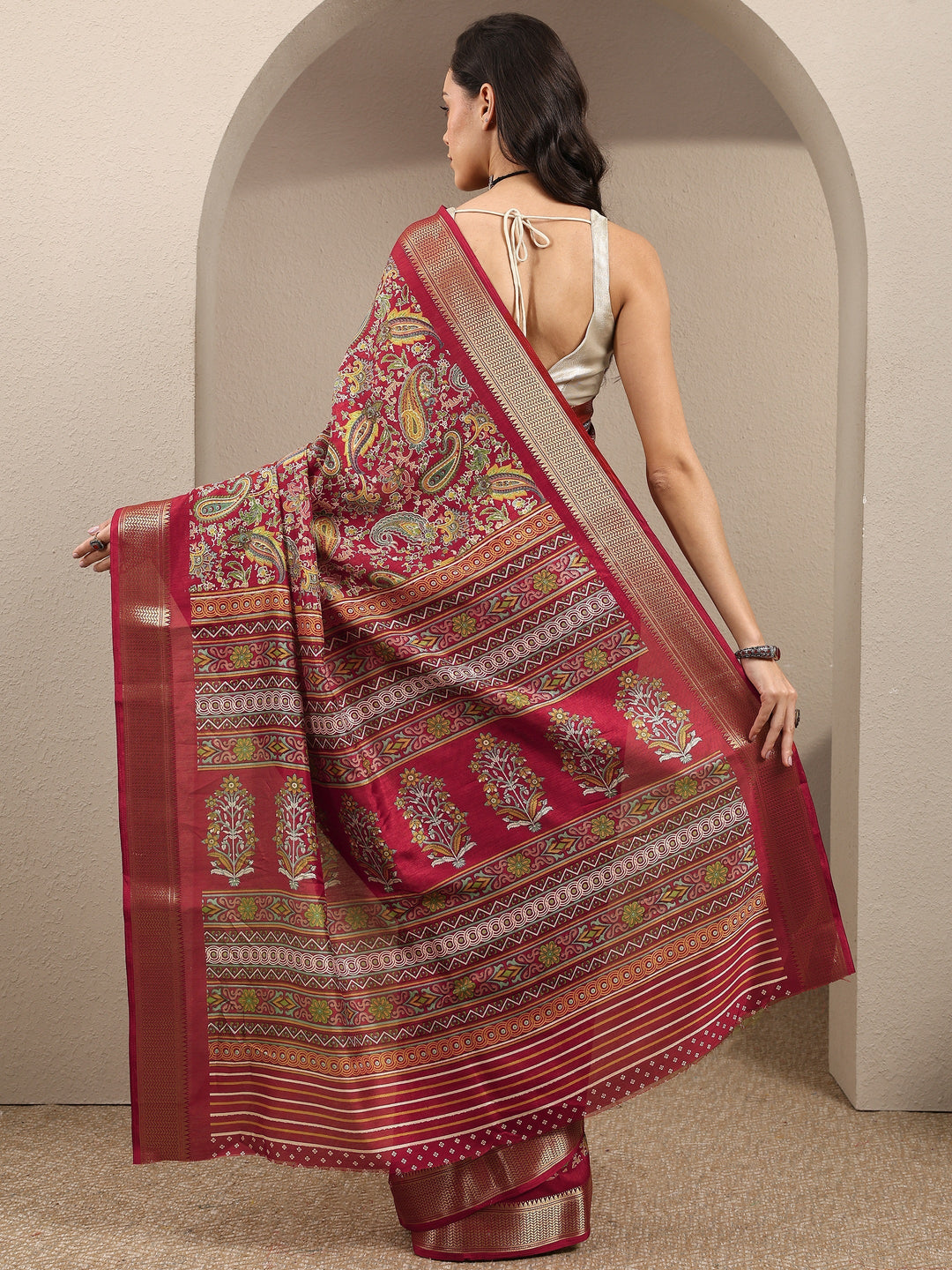 Brown Paisley Printed Silk Blend Saree With Unstitched Blouse Piece