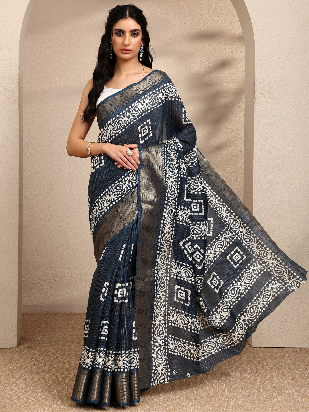 Navy Blue Geometric Printed Silk Blend Saree With Unstitched Blouse Piece