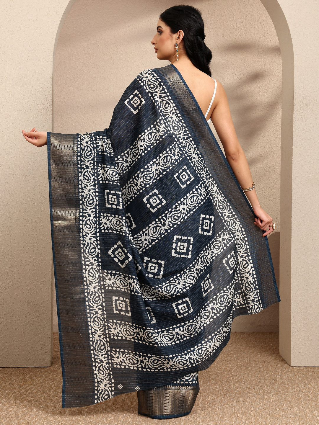 Navy Blue Geometric Printed Silk Blend Saree With Unstitched Blouse Piece