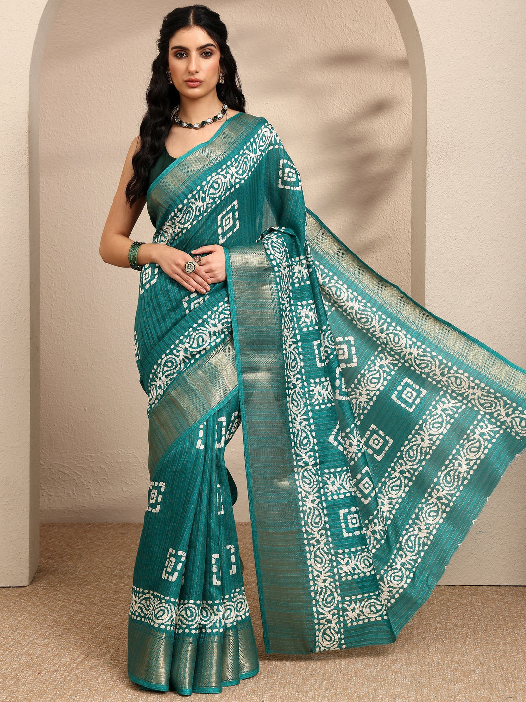 Green Geometric Printed Silk Blend Saree With Unstitched Blouse Piece