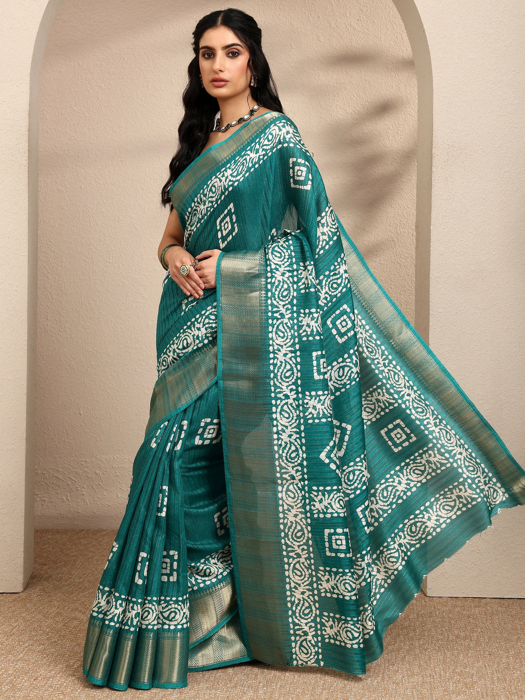 Green Geometric Printed Silk Blend Saree With Unstitched Blouse Piece