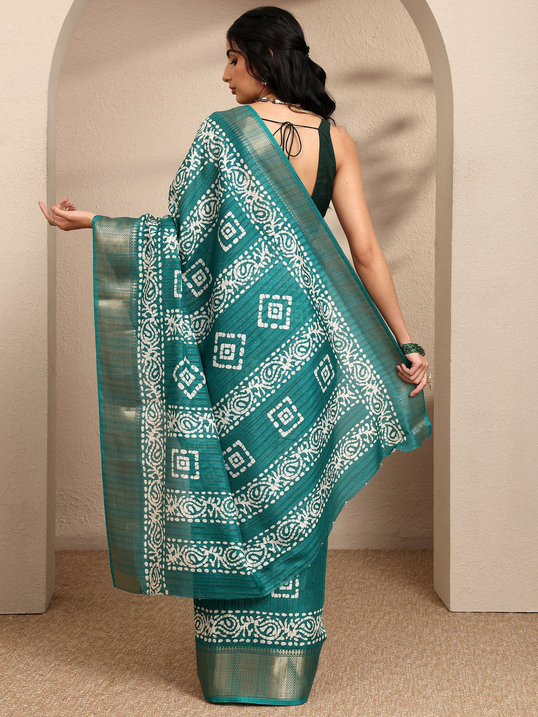 Green Geometric Printed Silk Blend Saree With Unstitched Blouse Piece