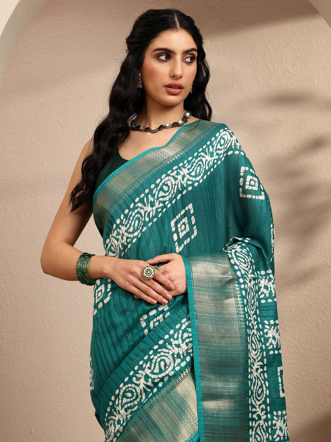 Green Geometric Printed Silk Blend Saree With Unstitched Blouse Piece