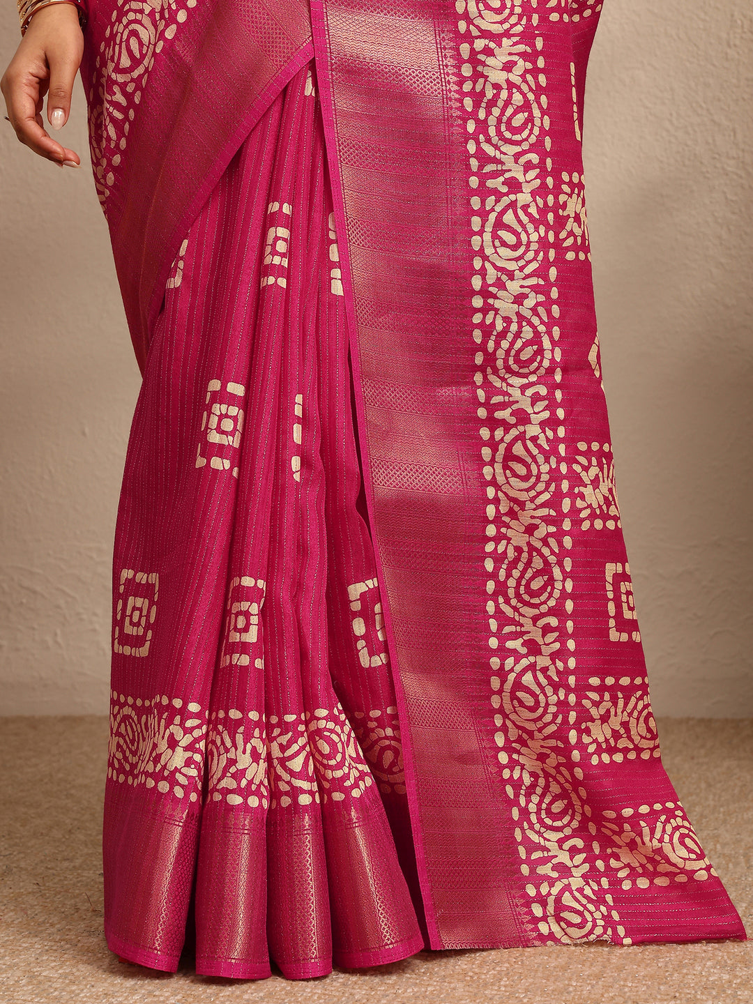 Pink Geometric Printed Silk Blend Saree With Unstitched Blouse Piece