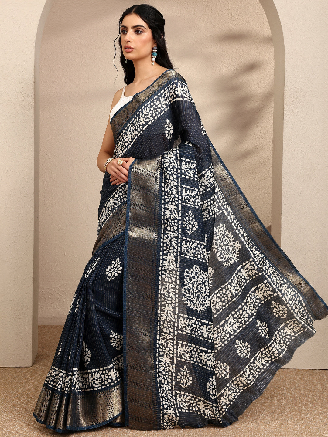 Navy Blue Printed Silk Blend Saree With Unstitched Blouse Piece