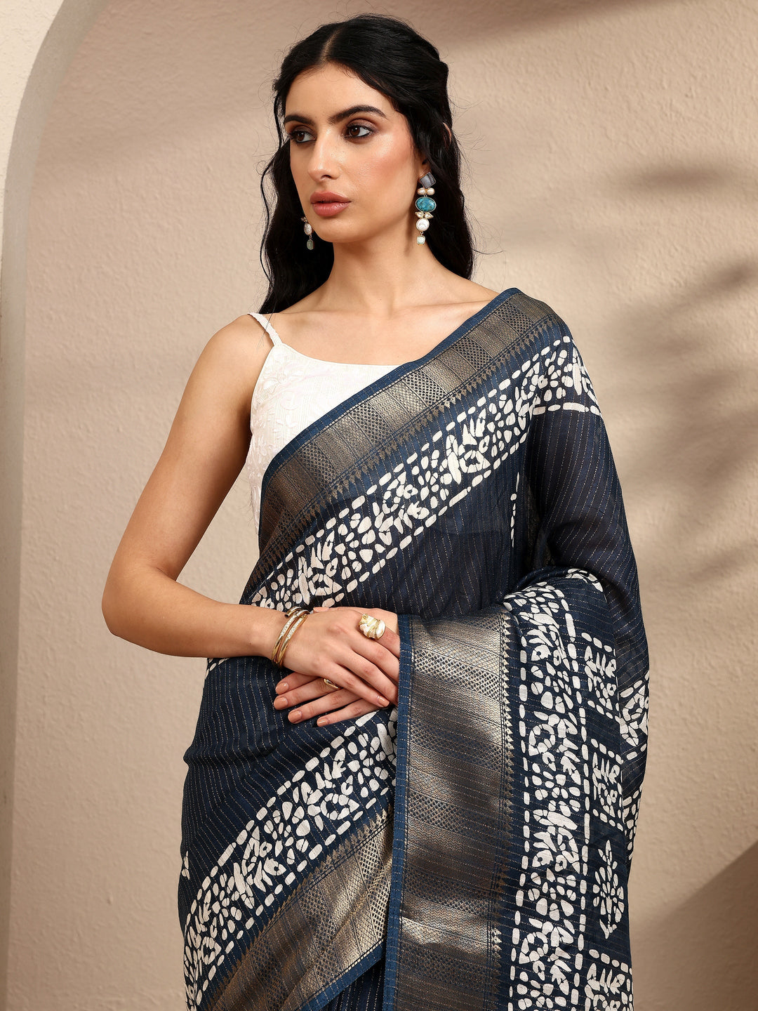 Navy Blue Printed Silk Blend Saree With Unstitched Blouse Piece