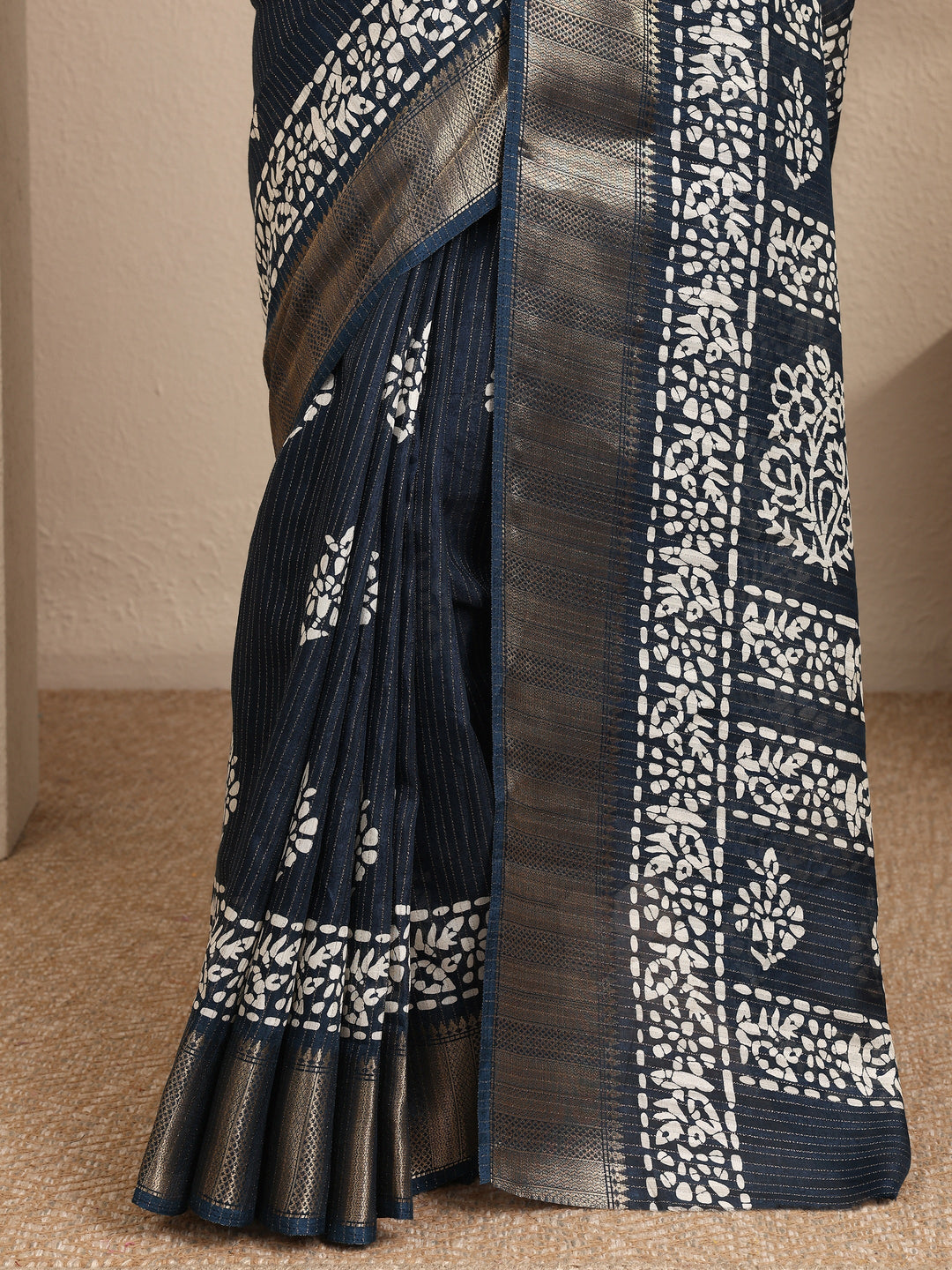 Navy Blue Printed Silk Blend Saree With Unstitched Blouse Piece
