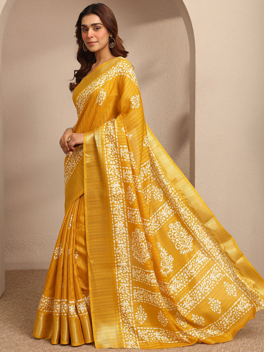 Mustard Printed Silk Blend Saree With Unstitched Blouse Piece