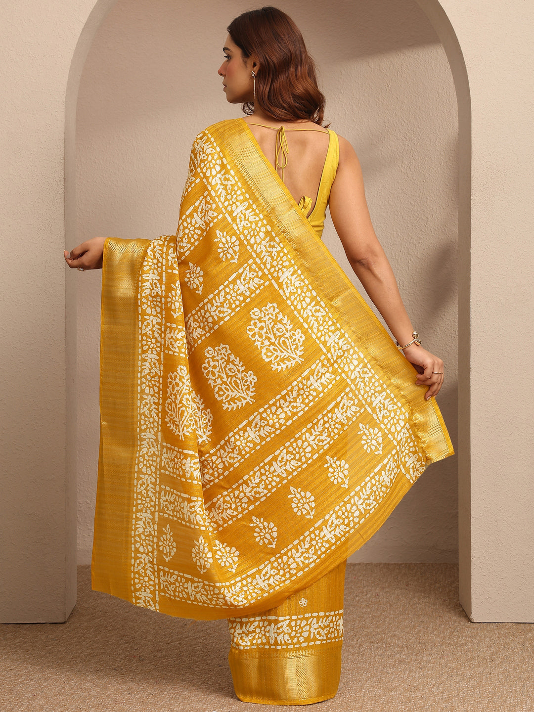 Mustard Printed Silk Blend Saree With Unstitched Blouse Piece