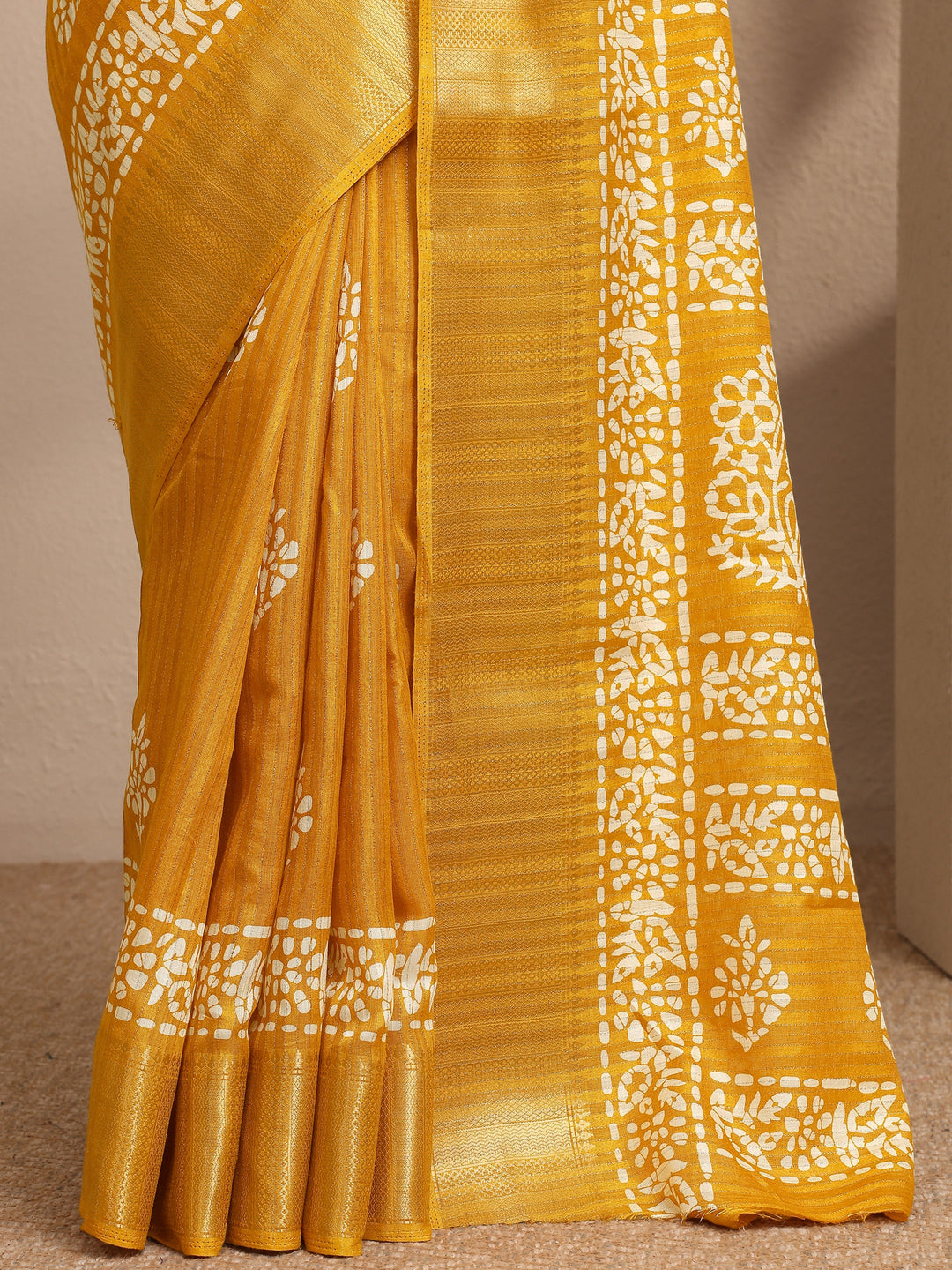 Mustard Printed Silk Blend Saree With Unstitched Blouse Piece