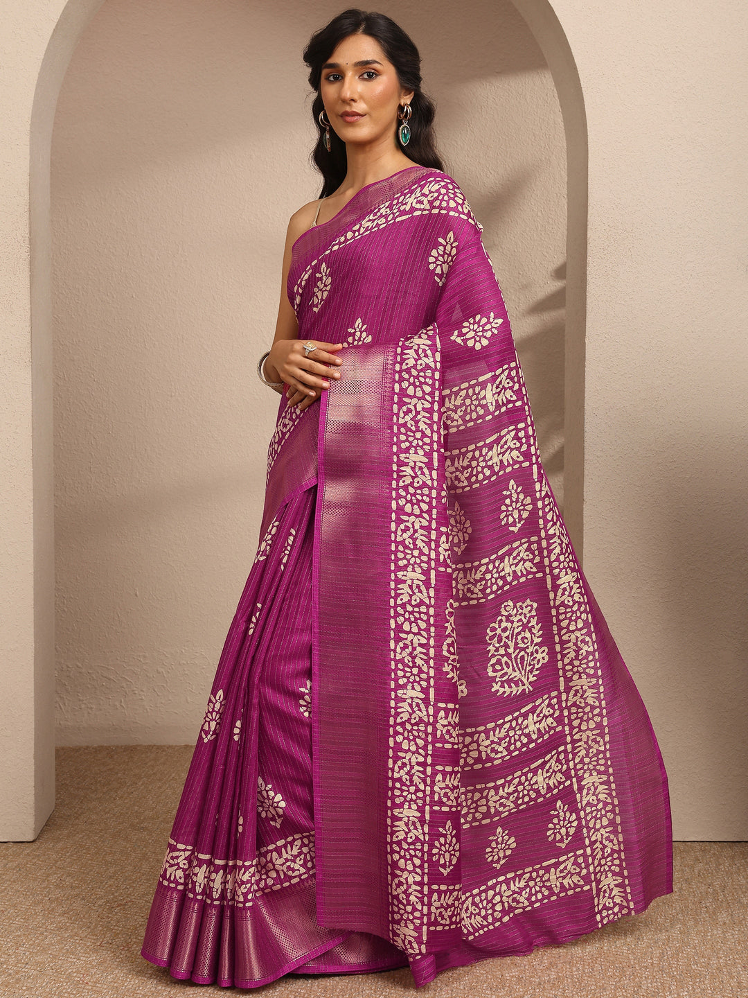 Magenta Printed Silk Blend Saree With Unstitched Blouse Piece