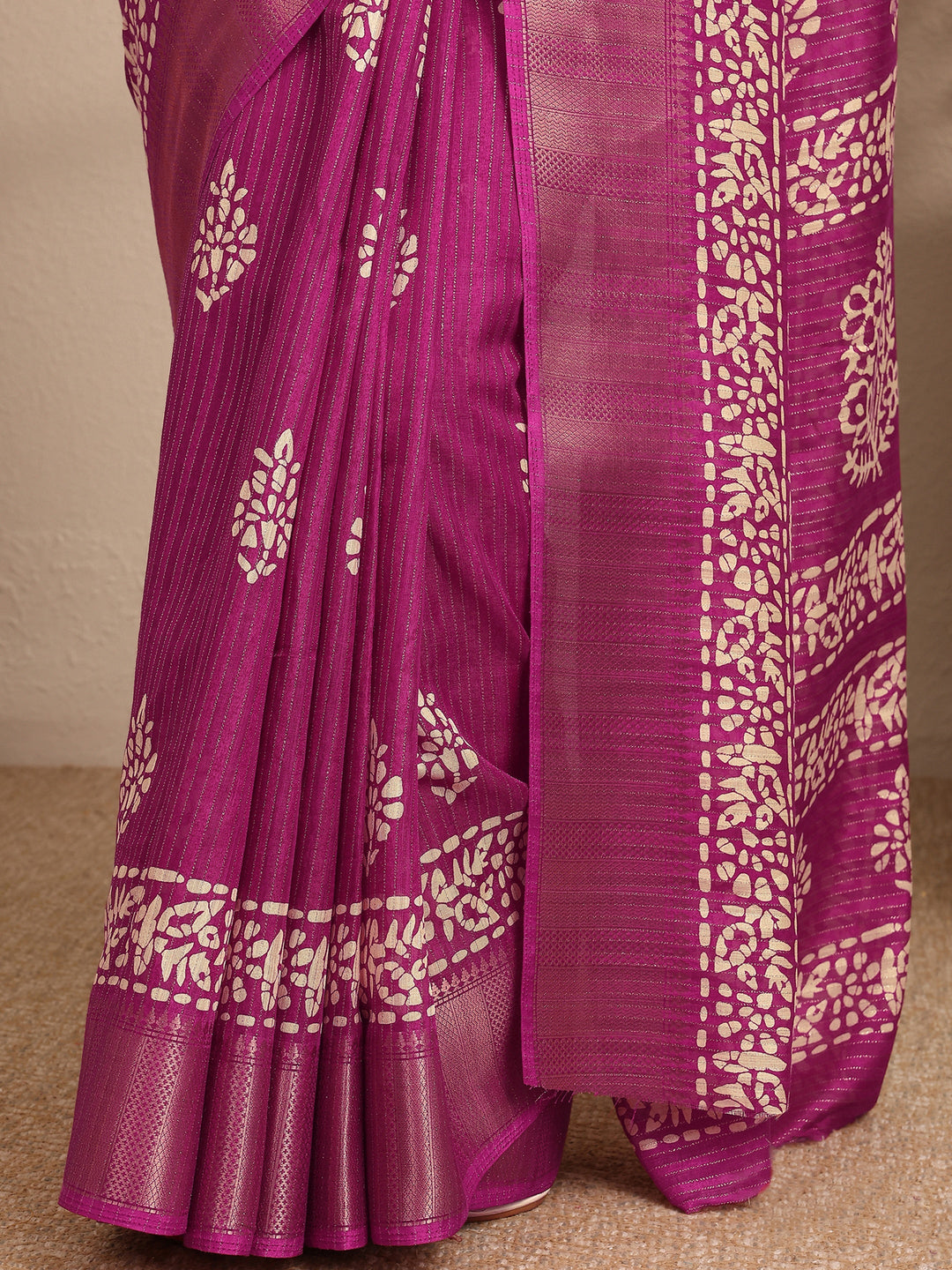 Magenta Printed Silk Blend Saree With Unstitched Blouse Piece
