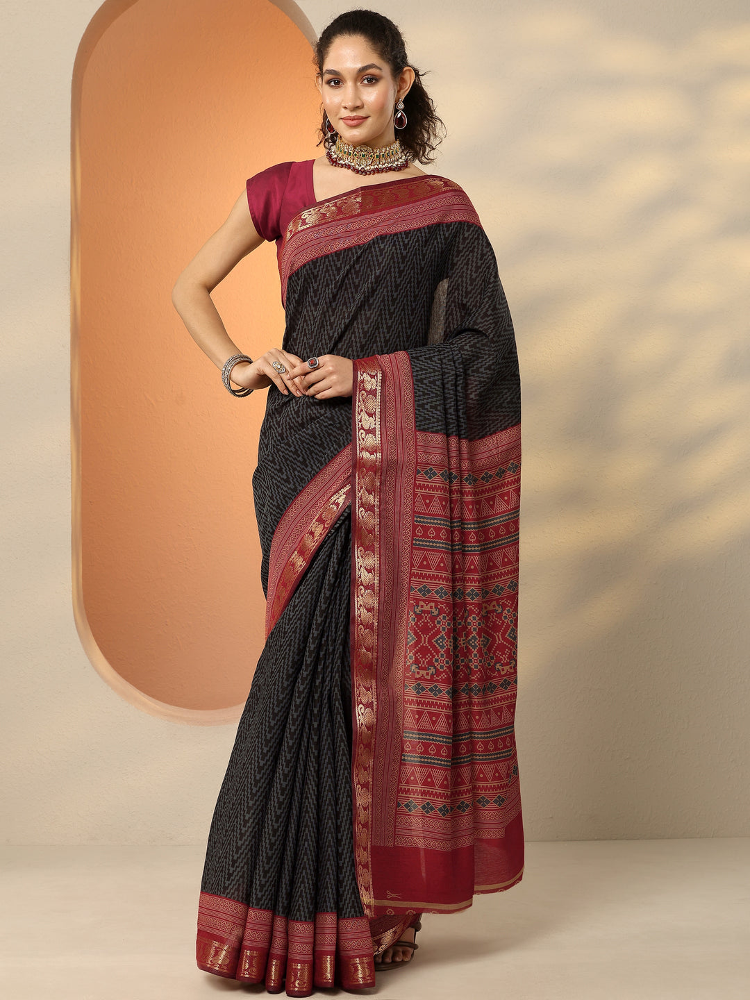 Grey Chevron Printed Silk Blend Saree With Unstitched Blouse Piece