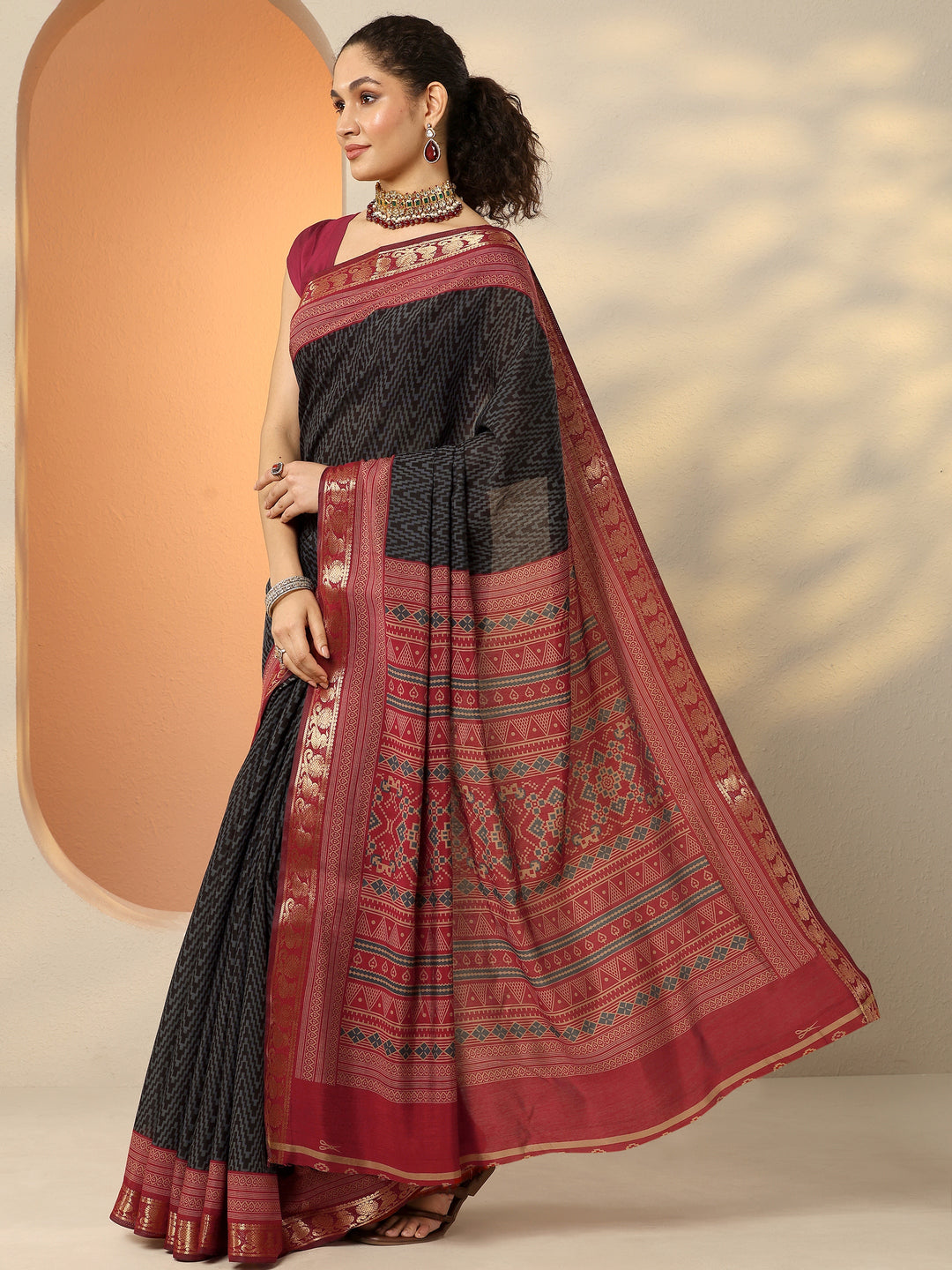 Grey Chevron Printed Silk Blend Saree With Unstitched Blouse Piece