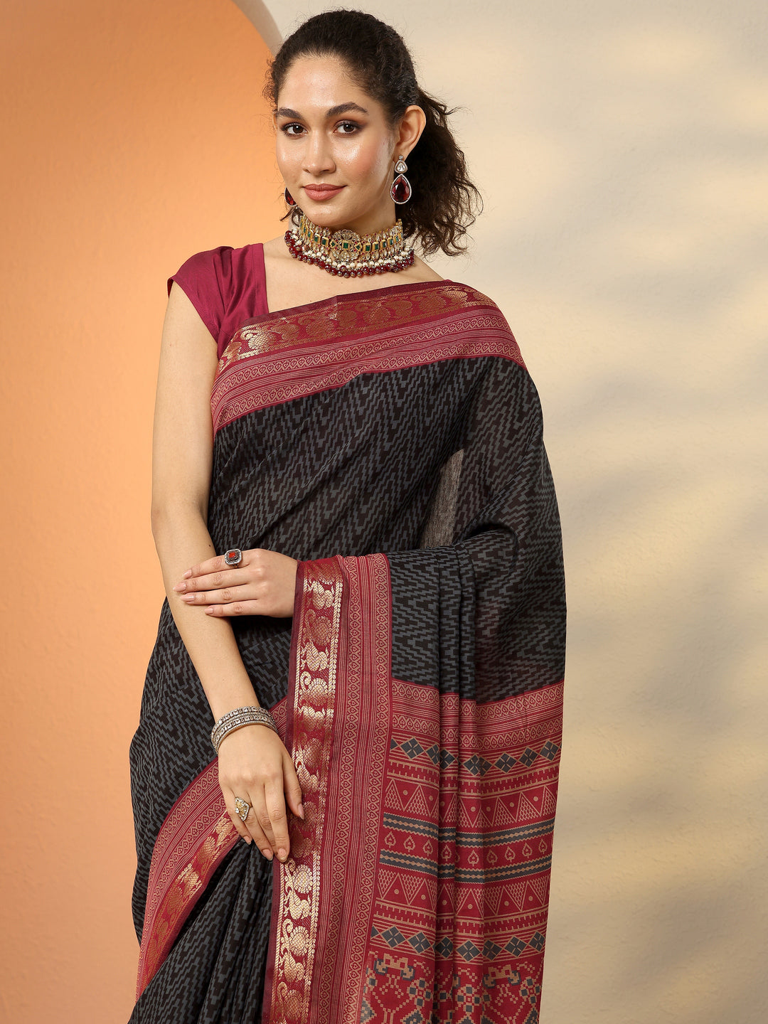 Grey Chevron Printed Silk Blend Saree With Unstitched Blouse Piece