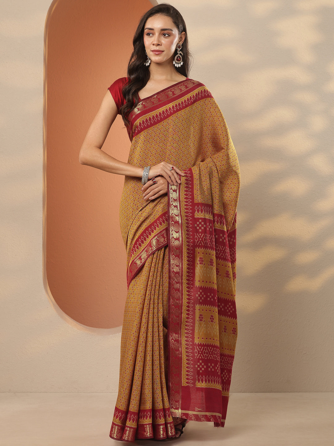Mustard Printed Silk Blend Saree With Unstitched Blouse Piece