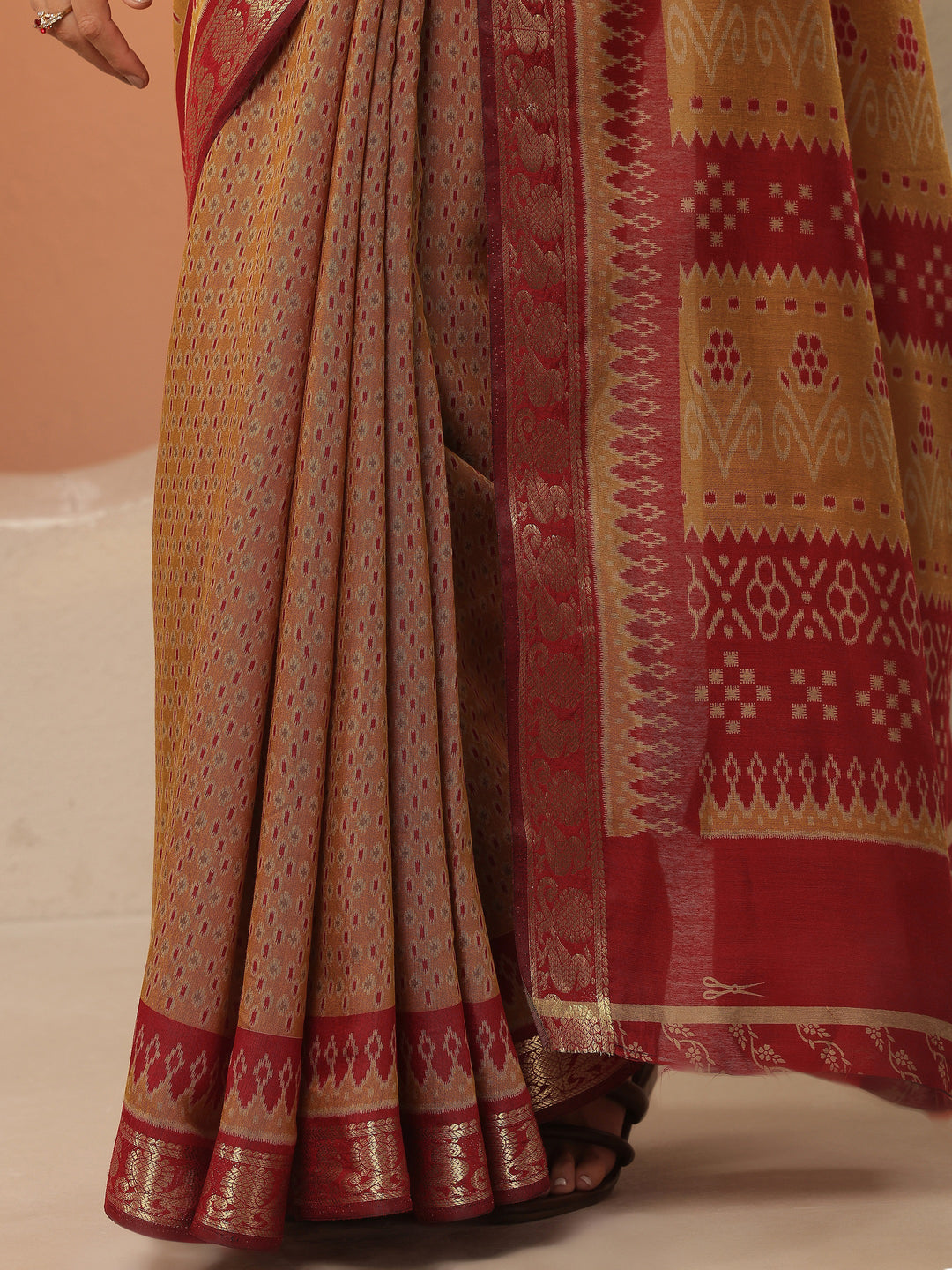 Mustard Printed Silk Blend Saree With Unstitched Blouse Piece