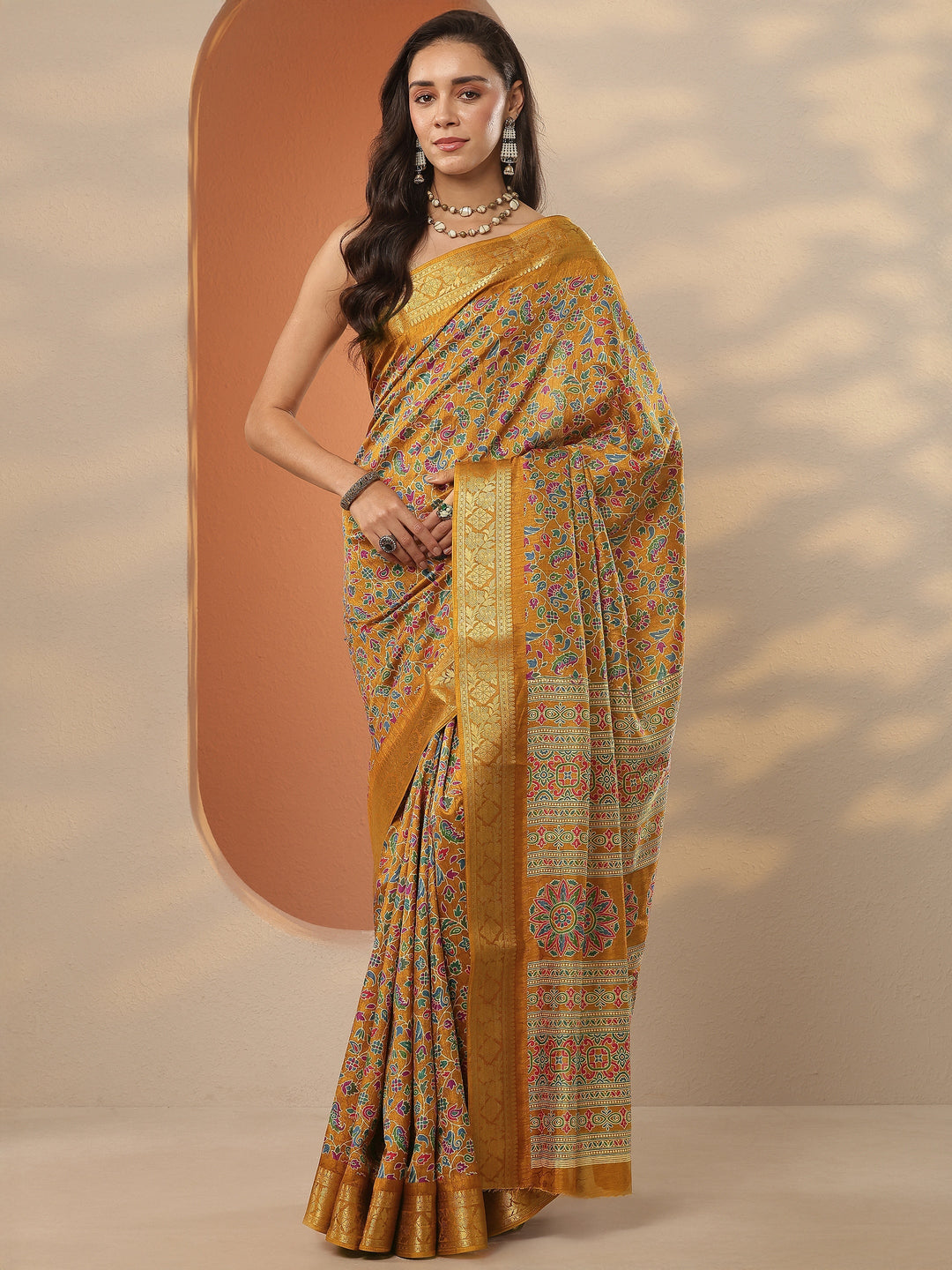 Mustard Printed Silk Blend Saree With Unstitched Blouse Piece
