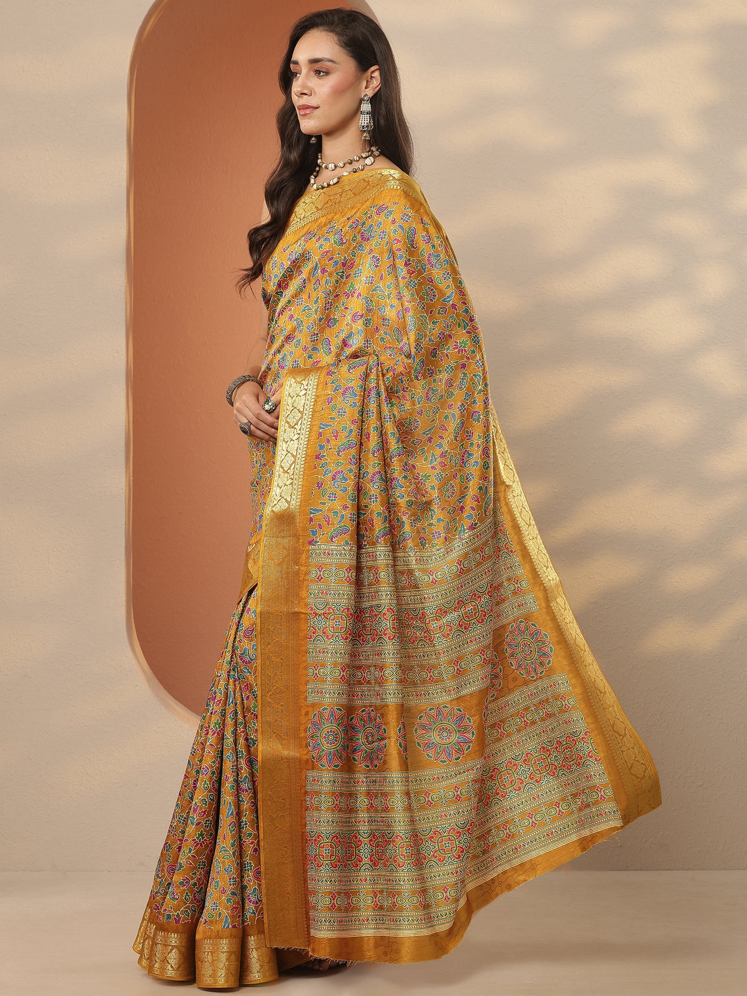 Mustard Printed Silk Blend Saree With Unstitched Blouse Piece