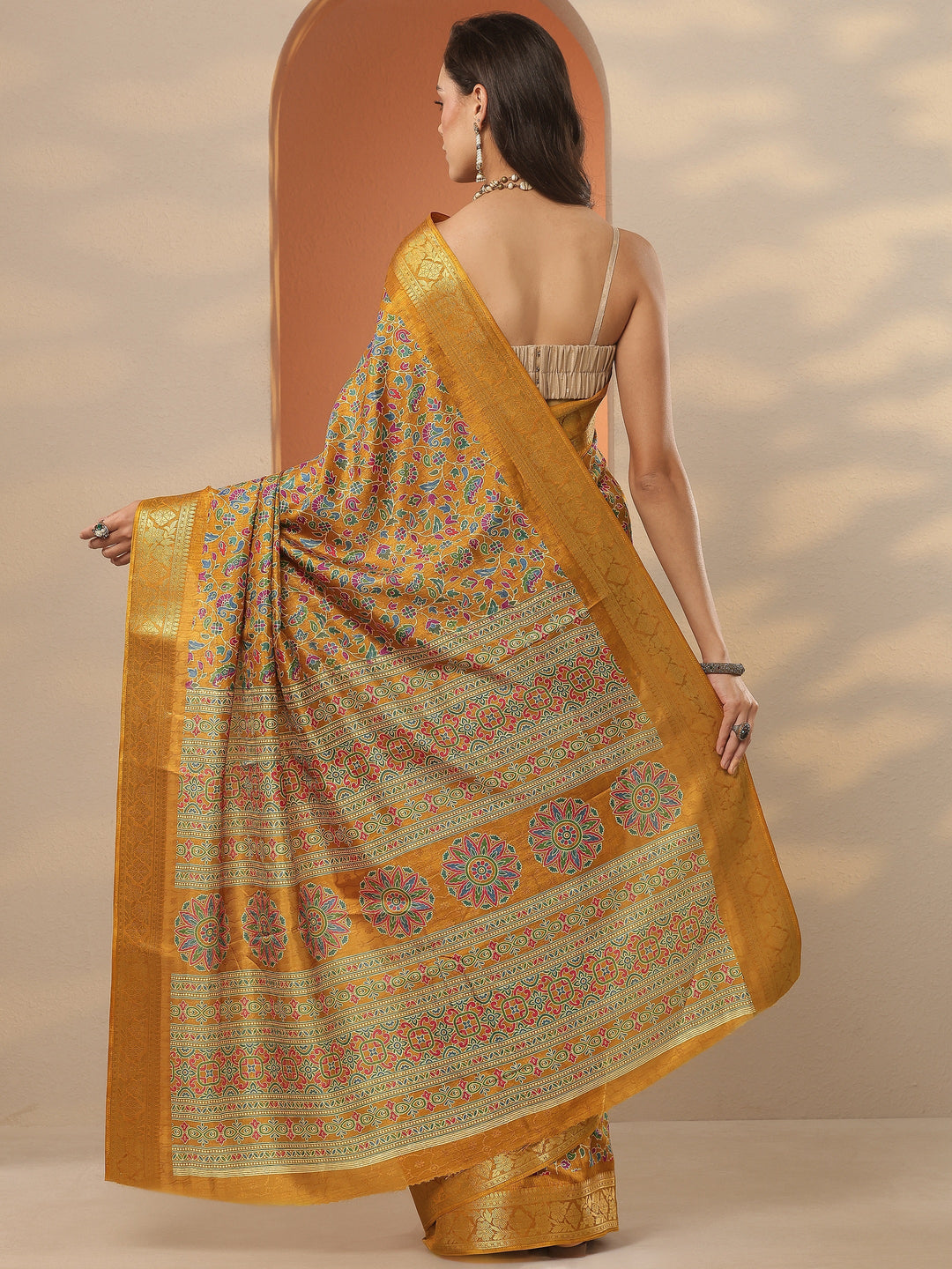 Mustard Printed Silk Blend Saree With Unstitched Blouse Piece
