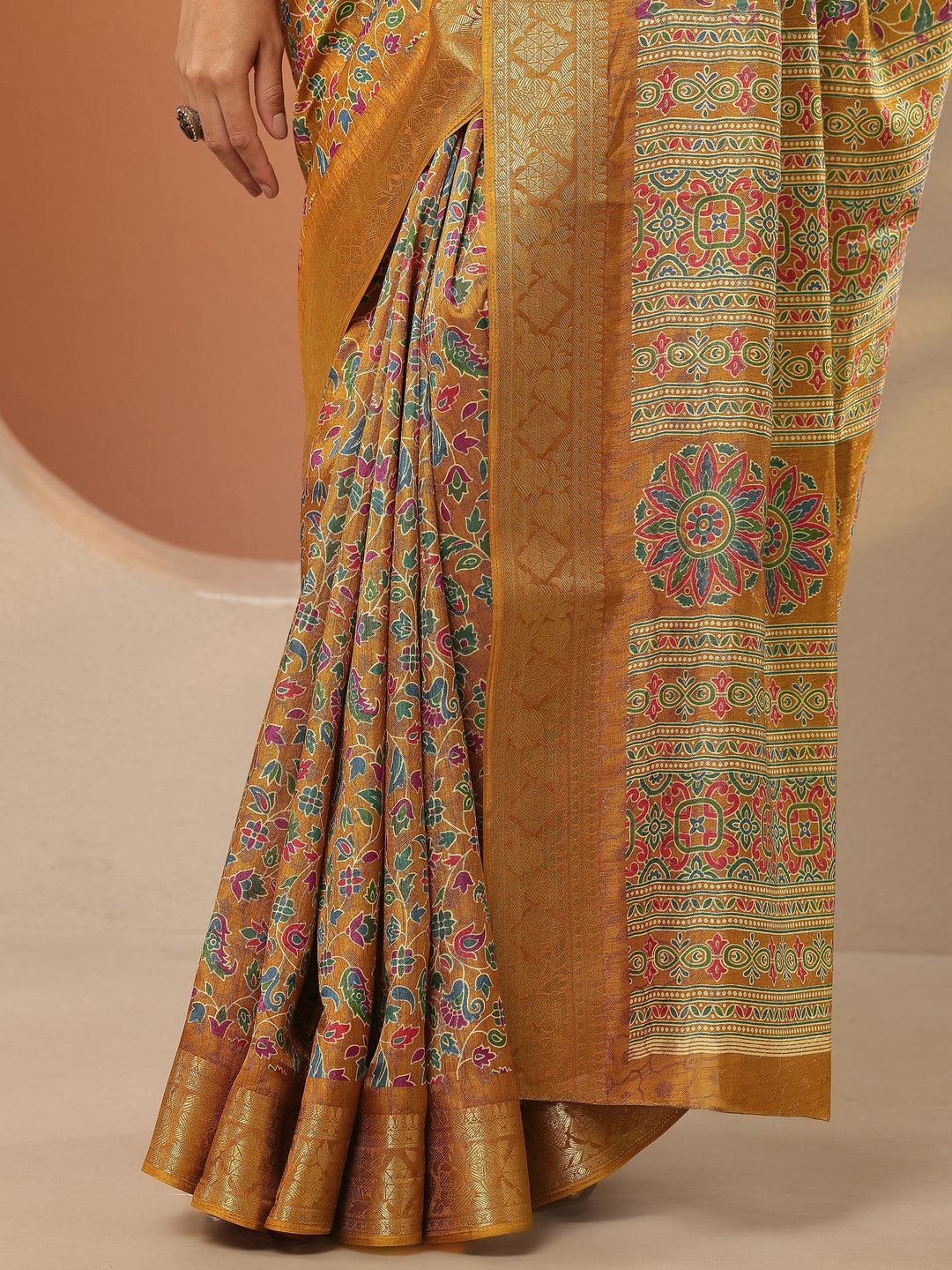 Mustard Printed Silk Blend Saree With Unstitched Blouse Piece