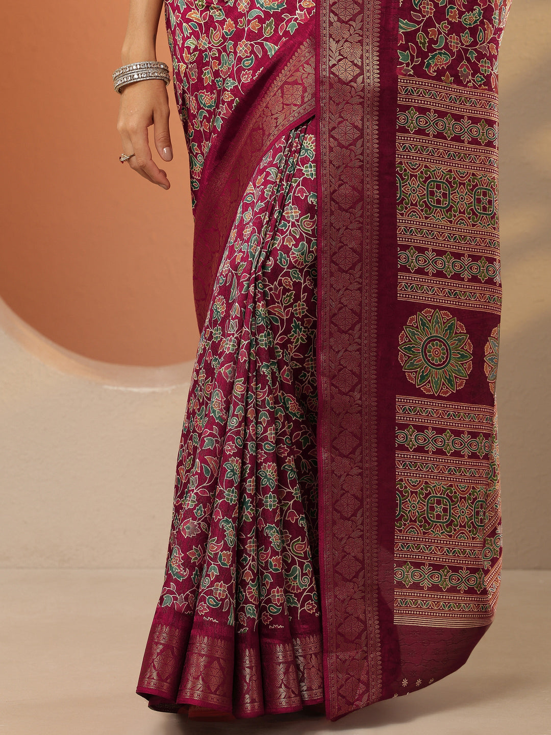 Brown Printed Silk Blend Saree With Unstitched Blouse Piece