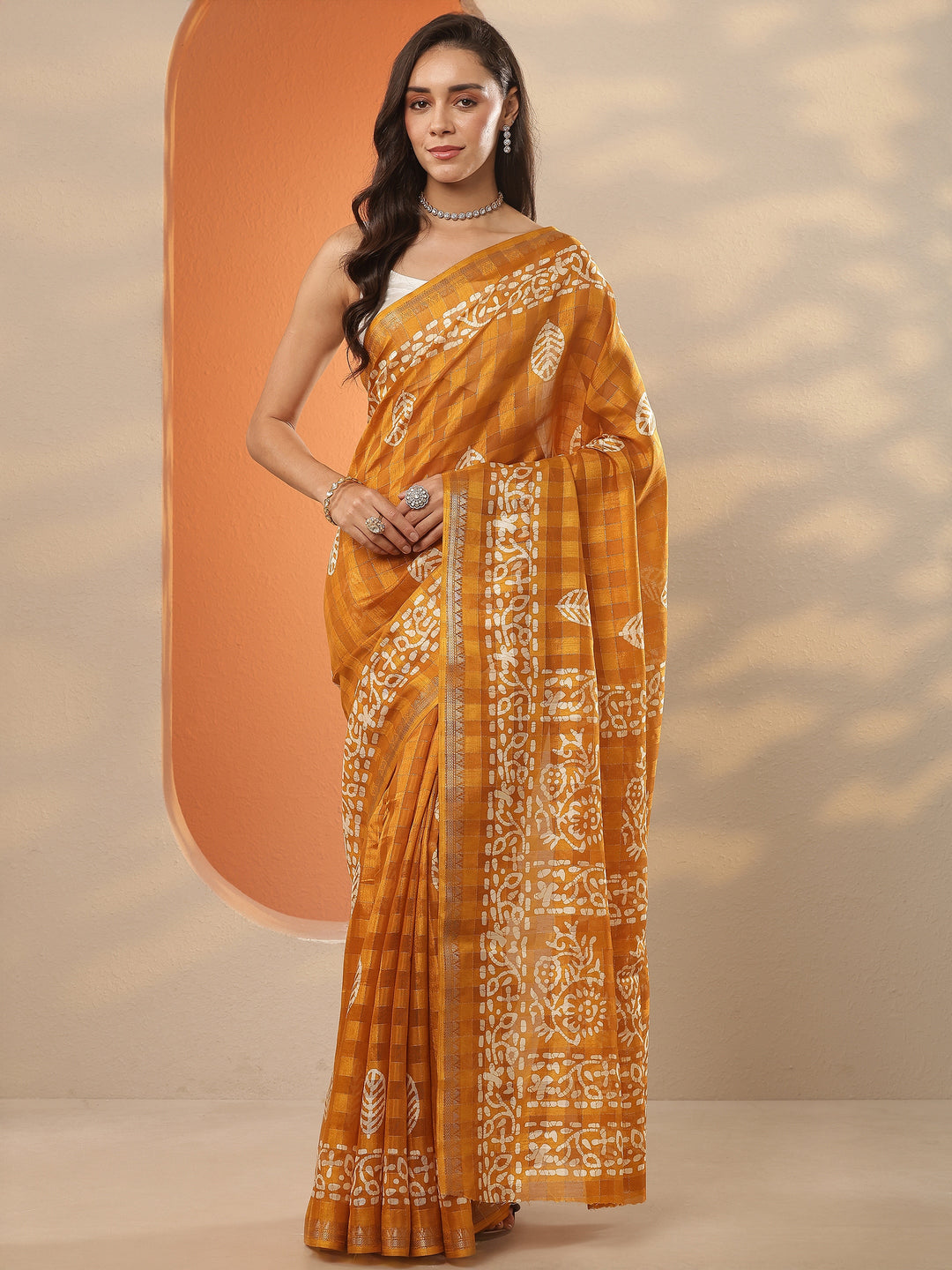 Mustard Printed Silk Blend Saree With Unstitched Blouse Piece