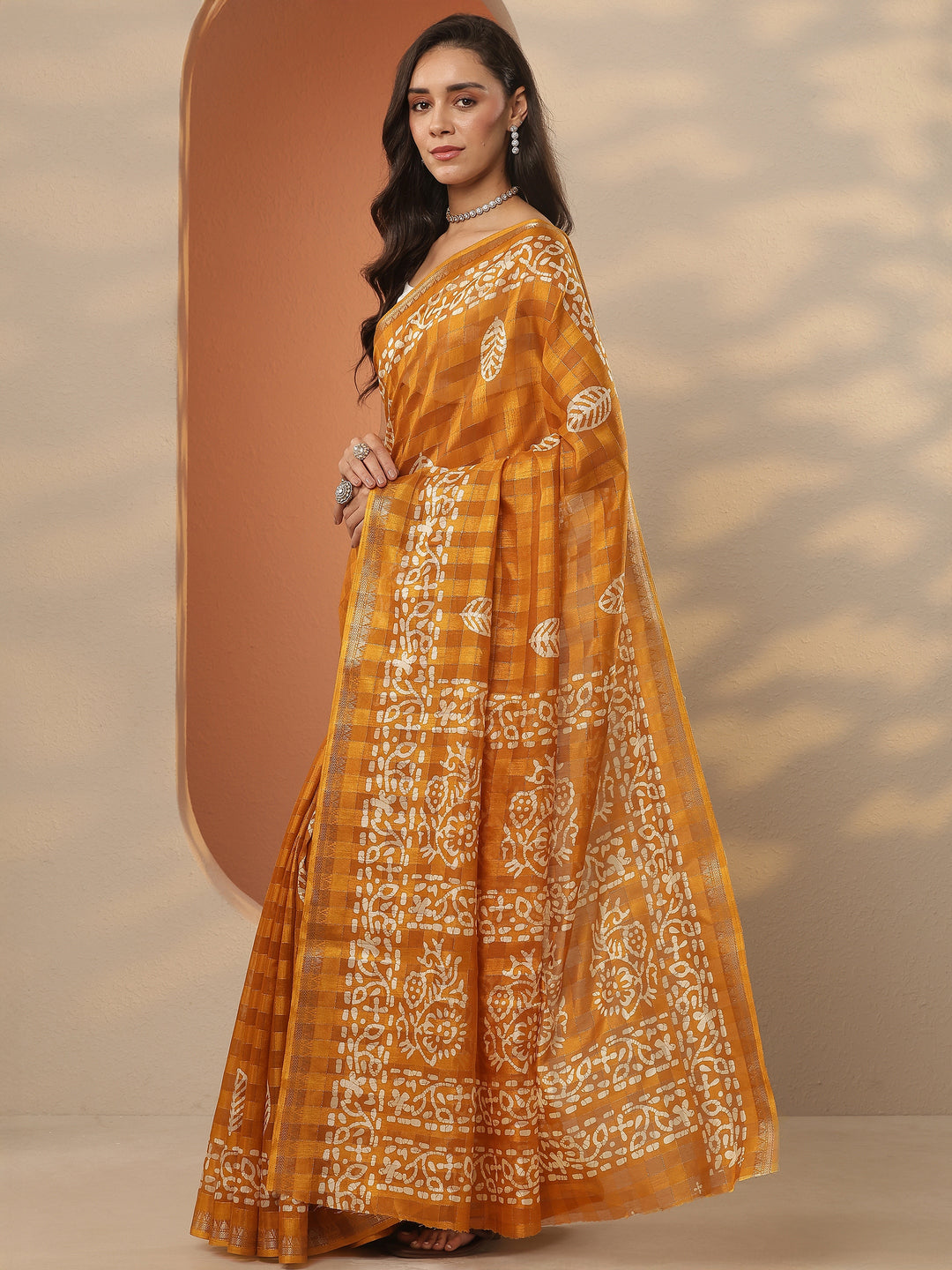 Mustard Printed Silk Blend Saree With Unstitched Blouse Piece