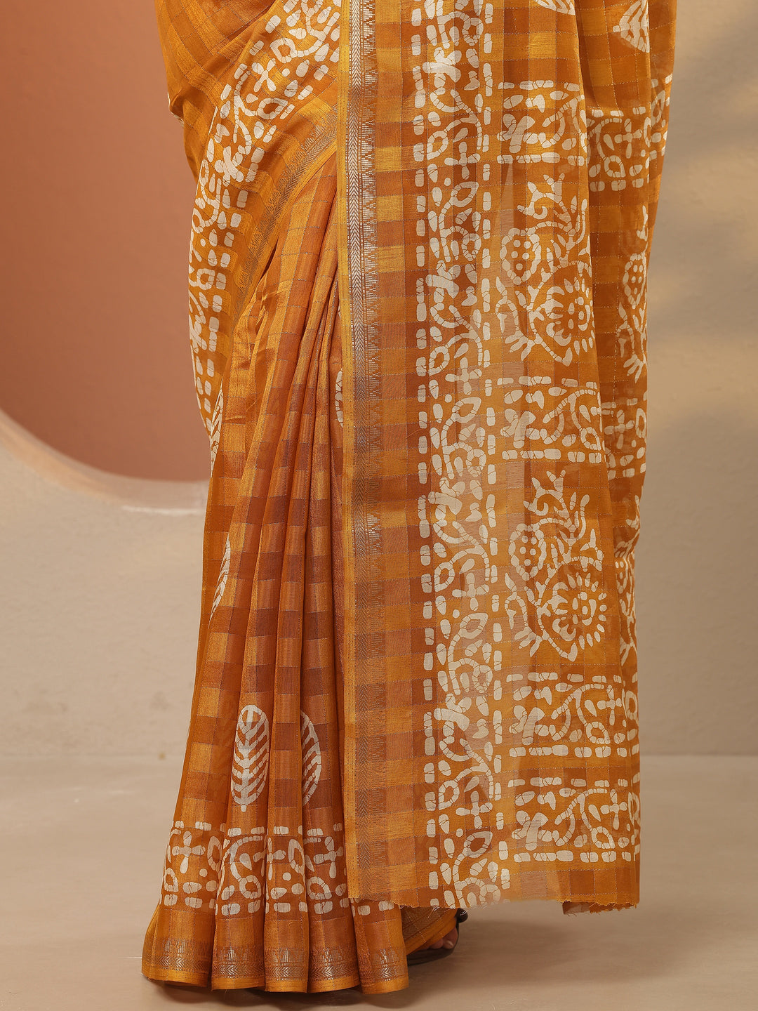 Mustard Printed Silk Blend Saree With Unstitched Blouse Piece